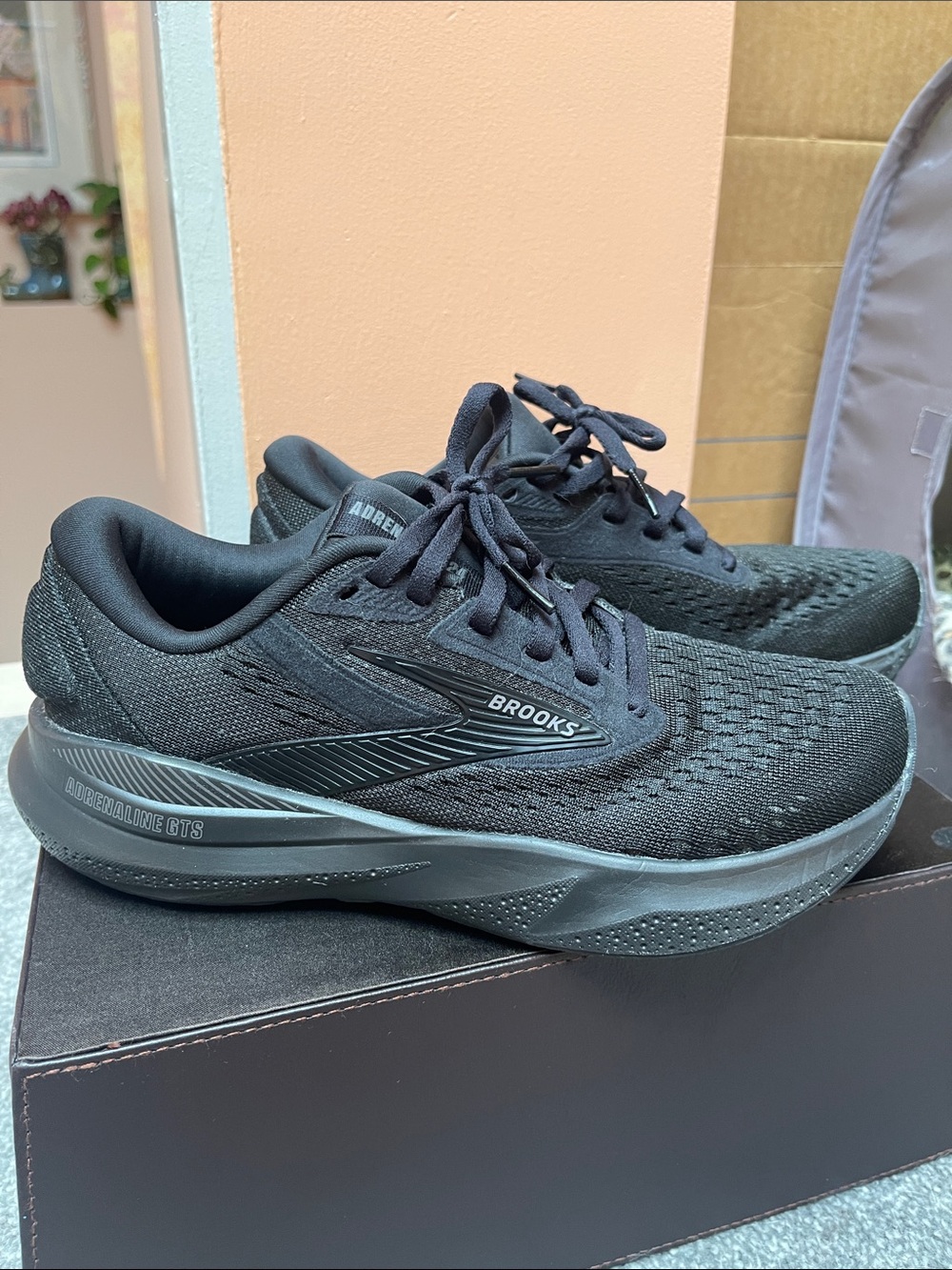 BROOKS Adrenaline 24 GTS women’s black on black - size 6.5M in EUC
